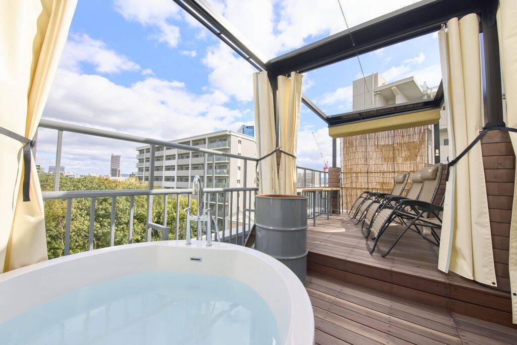 大阪市都島区の屋上プライベートサウナ「IZA SAUNA osaka」がリニューアルオープン　都会で気軽にアウトドアサウナを体験