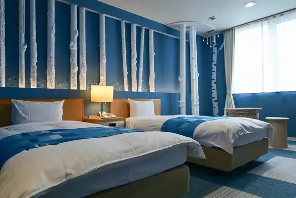 北海道美瑛町のホテル「ラヴニール」に「青い池」をテーマにしたコンセプトルームが誕生　「青い」宿泊体験を提供