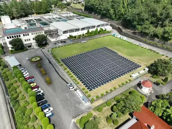 山梨県甲府市「平瀬浄水場」、地下浄水池上部の空間に再エネ設備を設置　荷重を抑えインフラ設備に配慮