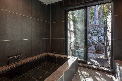 神奈川県箱根町・宮ノ下エリアに一棟貸し宿泊施設「SHIKI -HAKONE-」誕生　プライベートスパと全室に専用テラスを完備