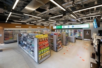 ファミリーマート大阪・関西万博店、ファミチキ累計販売数は約23万3千個を記録　什器再利用で廃棄物削減へ