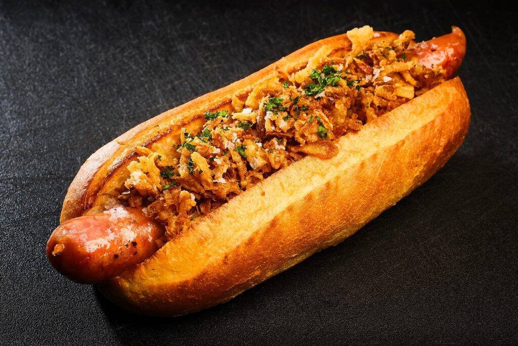 渋谷ヨシモト∞ホール前にホットドッグ専門のキッチンカー「BABY HOTDOG CAR」登場　ミシュランシェフ監修など7種類のホットドッグ