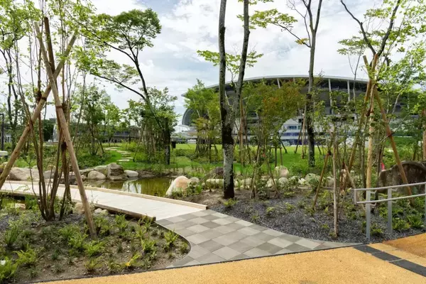 LIXIL、「ひろしまスタジアムパーク」内に循環型素材「レビア」を使用した舗装材を納入　廃プラスチックに廃木材を融合させた素材