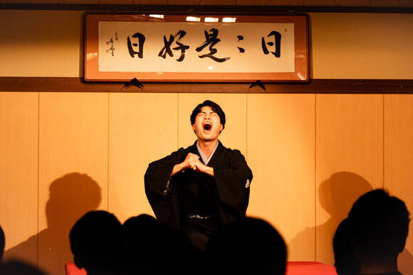 スターバックス リザーブ ロースタリー 東京 5周年記念　第一弾イベントは「落語」　「スターバックス ロースタリー座」4月18日より開催
