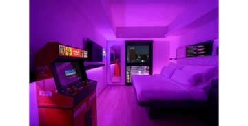 YOTEL東京銀座、新コンセプトの客室「Ginza Game Room」を提供開始　アーケードゲームや駄菓子アメニティなど完備