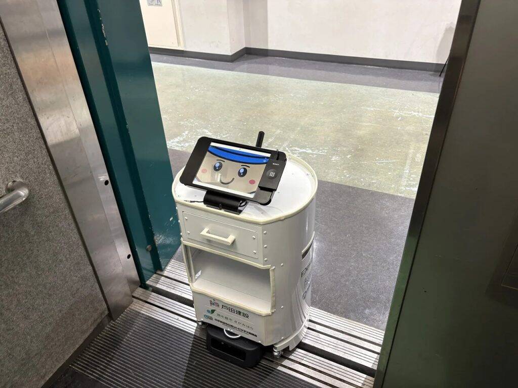 戸田建設、神奈川県相模原市役所本庁舎で配送ロボットの走行実証を実施　エレベーターと自動連携し完全自動のフロア間移動を検証