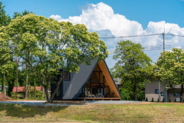 山梨県北杜市に一棟貸しヴィラ「A-Frame Villa 八ヶ岳」が開業　プライベートサウナや大画面プロジェクターを備える