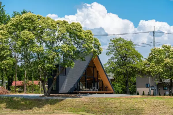山梨県北杜市に一棟貸しヴィラ「A-Frame Villa 八ヶ岳」が開業　プライベートサウナや大画面プロジェクターを備える