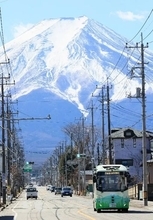 山梨県富士吉田市、レベル2自動運転EVバスの有償実証運行を開始へ　2026年度自動運転レベル4実現を目指す