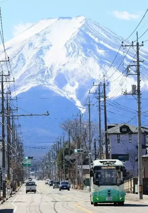 山梨県富士吉田市、レベル2自動運転EVバスの有償実証運行を開始へ　2026年度自動運転レベル4実現を目指す