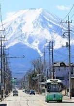 山梨県富士吉田市、レベル2自動運転EVバスの有償実証運行を開始へ　2026年度自動運転レベル4実現を目指す