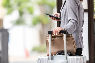 那覇空港旅客ターミナルビルに「スマートバス停」6カ所導入　時刻表・路線図を一覧表示
