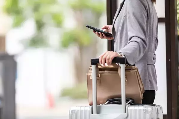 那覇空港旅客ターミナルビルに「スマートバス停」6カ所導入　時刻表・路線図を一覧表示