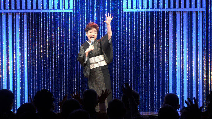 中村美律子、デビュー40周年記念曲『人生万歳』に会場も万歳の輪！