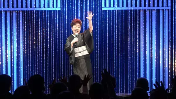 「中村美律子、デビュー40周年記念曲『人生万歳』に会場も万歳の輪！」の画像