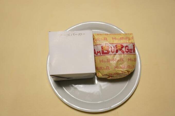 自動車修理工場の女性社長が「自動販売機のハンバーガー」を開発