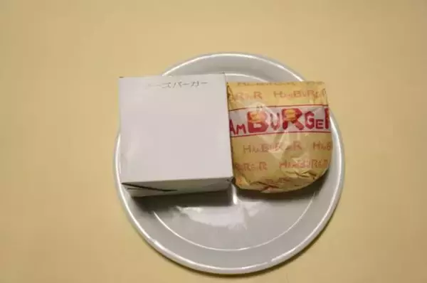 「自動車修理工場の女性社長が「自動販売機のハンバーガー」を開発」の画像