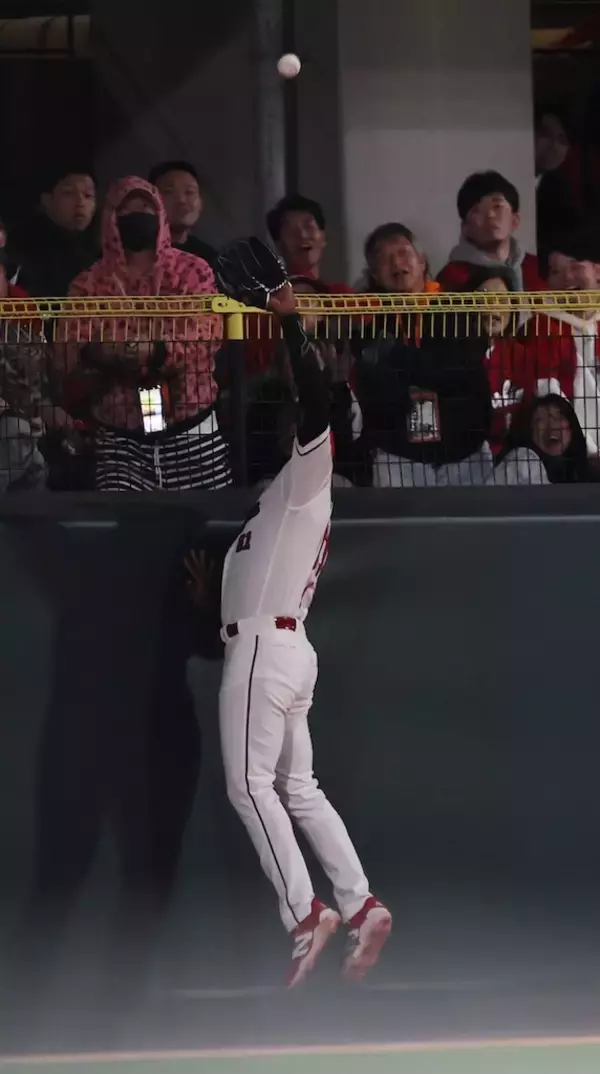 広島・ファビアン、フェンス際の打球を好捕！安仁屋氏「素晴らしい」