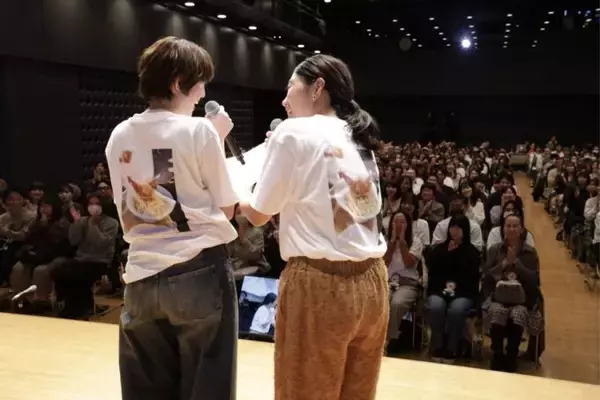 「1周年を記念して丸ビルホールで公開収録を開催！『オールナイトニッポンPODCAST さとしおあちぇとぺぺ –餃子オンザライス-』番組Tシャツもオンラインで販売中！」の画像