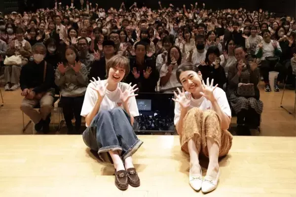 「1周年を記念して丸ビルホールで公開収録を開催！『オールナイトニッポンPODCAST さとしおあちぇとぺぺ –餃子オンザライス-』番組Tシャツもオンラインで販売中！」の画像