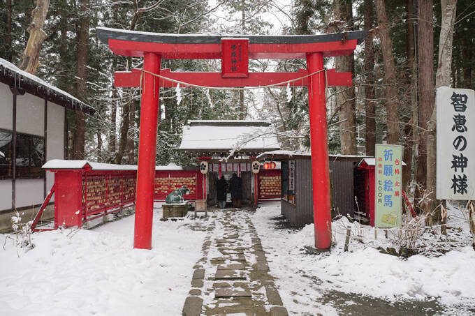 潜在能力を強化する！？　2体1組の強運お守りを授ける、伊佐須美神社にてランパンプスが合格祈願！