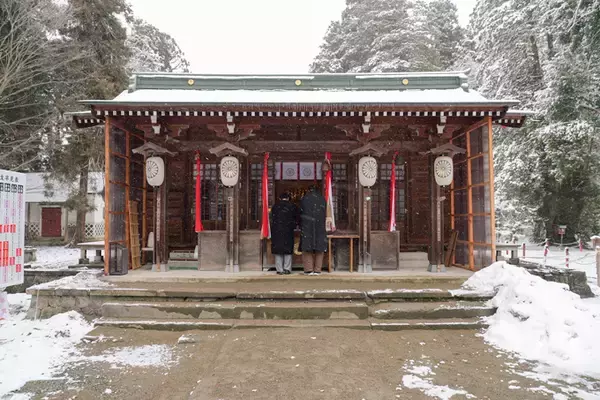 「潜在能力を強化する！？　2体1組の強運お守りを授ける、伊佐須美神社にてランパンプスが合格祈願！」の画像