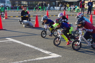 オートバイの世界最高峰レース「MotoGP」を目指す17歳の高校生ライダー