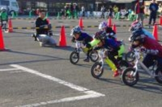 オートバイの世界最高峰レース「MotoGP」を目指す17歳の高校生ライダー