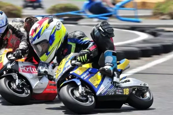 「オートバイの世界最高峰レース「MotoGP」を目指す17歳の高校生ライダー」の画像