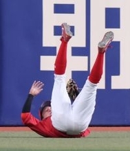 広島のセンター・大盛、超美技！中田翔氏「あのダイビングが一番難しい」