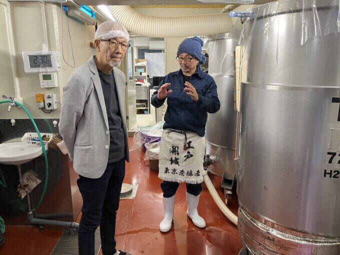 東京23区内唯一の酒蔵　4階建ての小さなビルで日本酒を作る男性