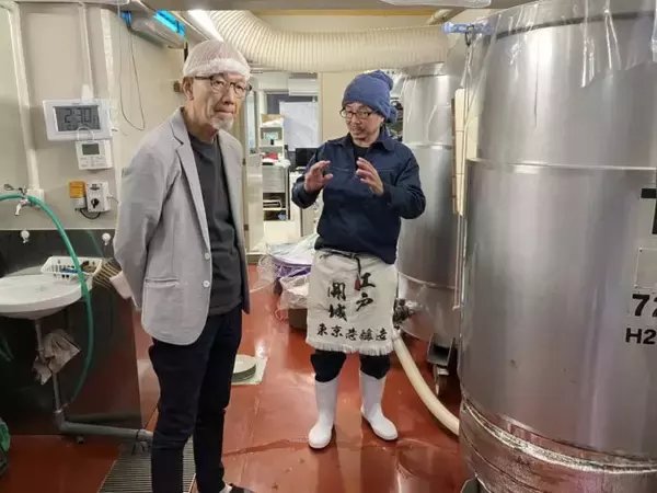 「東京23区内唯一の酒蔵　4階建ての小さなビルで日本酒を作る男性」の画像