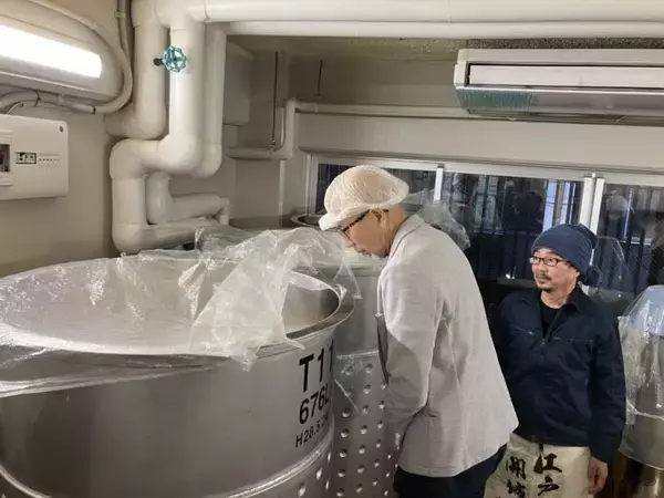 「東京23区内唯一の酒蔵　4階建ての小さなビルで日本酒を作る男性」の画像