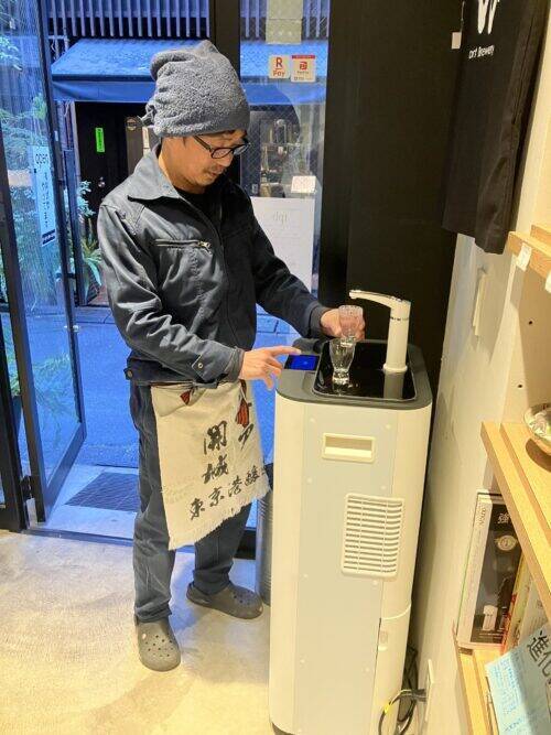 東京23区内唯一の酒蔵　4階建ての小さなビルで日本酒を作る男性