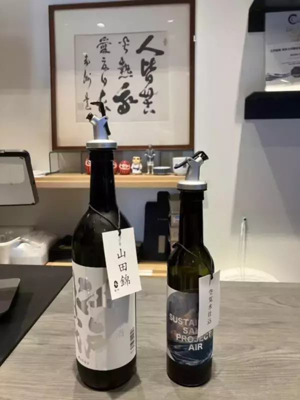 「東京23区内唯一の酒蔵　4階建ての小さなビルで日本酒を作る男性」の画像