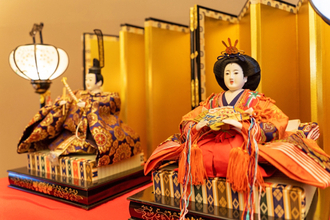 ひな人形は「誰」で、「何の場面」を表したものなの？