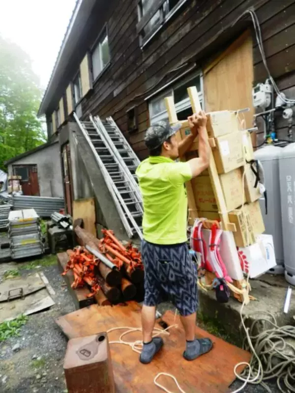 「歩いて荷を運ぶ男たち　尾瀬の山小屋を支える「歩荷」の世界」の画像