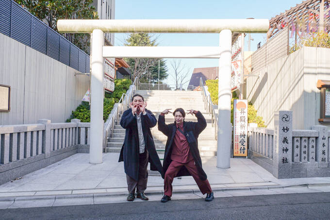 黒猫が導く必勝の神社！？　猫神社とも呼ばれる妙義神社にてランパンプスが合格祈願！
