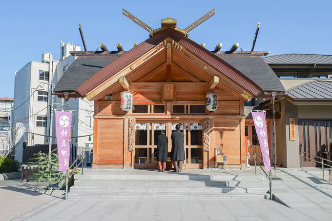 黒猫が導く必勝の神社！？　猫神社とも呼ばれる妙義神社にてランパンプスが合格祈願！