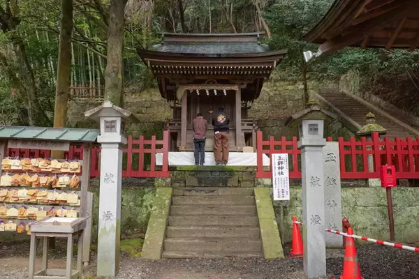 「見た目は7社、中身は56神！？　祈りの集積地、静岡浅間神社でランパンプスが合格祈願！」の画像