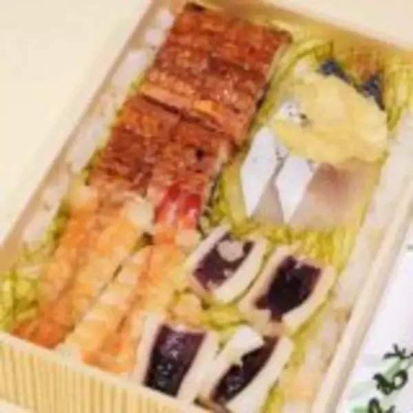 「新潟の名物駅弁「えび千両ちらし」、ネタが「隠れた」理由とは？」の画像