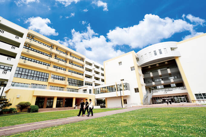 東京から沖縄の大学へ！？　沖縄で歴史を学ぶ沖縄国際大学の学生にランパンプスがインタビュー！
