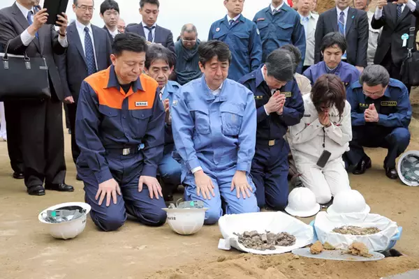 安倍元総理は硫黄島の飛行場の滑走路で、突然ひざまずき、手を合わせた。 私には何が起きたか、分からなかった。　～前統合幕僚長・河野克俊