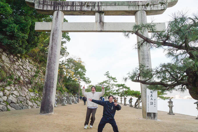 カラスが導いた神の島？！　平清盛公も信仰した世界遺産、嚴島神社にてランパンプスが合格祈願！