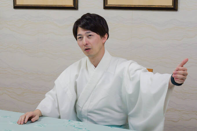 「小さいおじさん」の正体とは！？　東京のへそ・大宮八幡宮にてランパンプスが合格祈願！