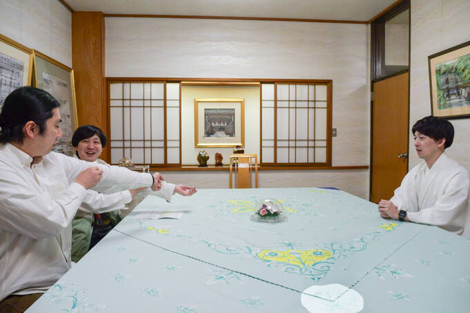 「小さいおじさん」の正体とは！？　東京のへそ・大宮八幡宮にてランパンプスが合格祈願！