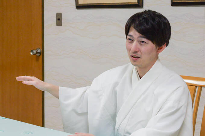 「小さいおじさん」の正体とは！？　東京のへそ・大宮八幡宮にてランパンプスが合格祈願！