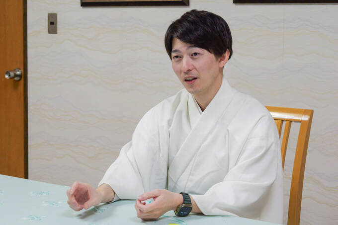 「小さいおじさん」の正体とは！？　東京のへそ・大宮八幡宮にてランパンプスが合格祈願！