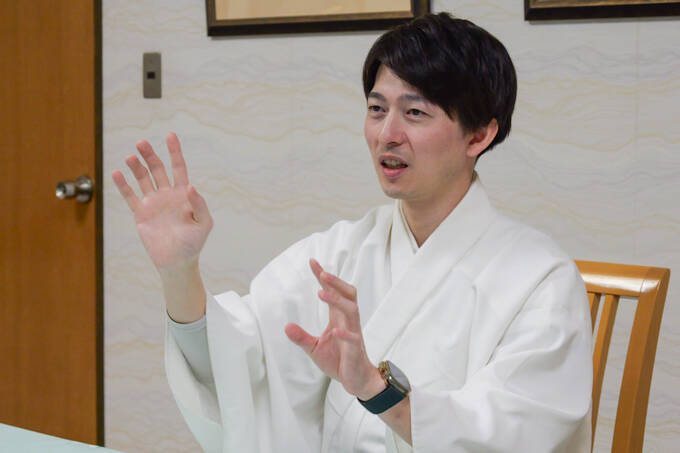 「小さいおじさん」の正体とは！？　東京のへそ・大宮八幡宮にてランパンプスが合格祈願！