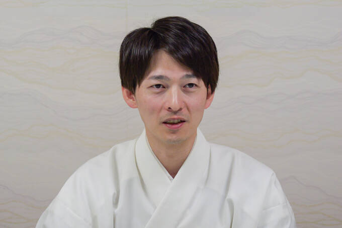 「小さいおじさん」の正体とは！？　東京のへそ・大宮八幡宮にてランパンプスが合格祈願！